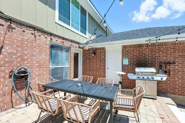 Building Photo - 708 Azalea Dr
