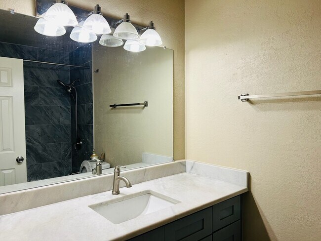 Building Photo - 2914 Lakeland Dr