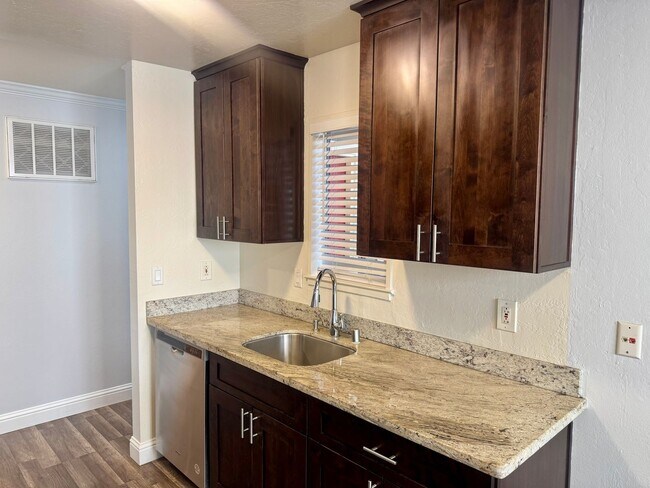 Building Photo - Gorgeous Lower End Unit with Inside Laundry Available Now!