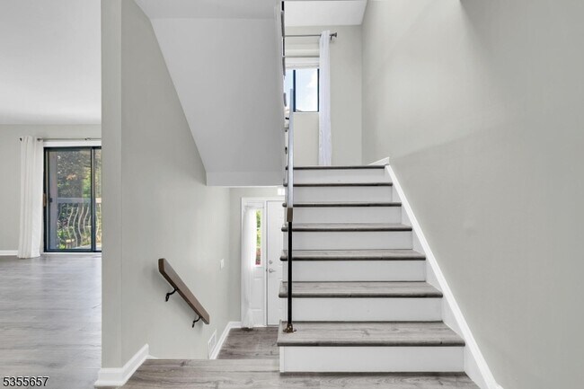 Building Photo - 8 Delbarton Ct