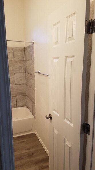 Building Photo - 1120 W 6th St