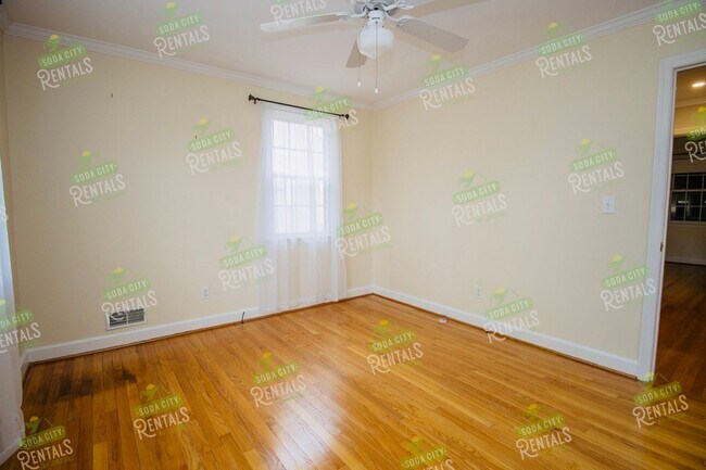 Building Photo - Charming Shandon Corner Lot Home – Hardwood Floors, Fenced Yard + $500 Off 2nd Month!