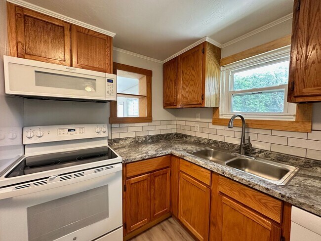 Building Photo - Beautiful Sunsets! Close to Historic District, Shopping & Beaches!