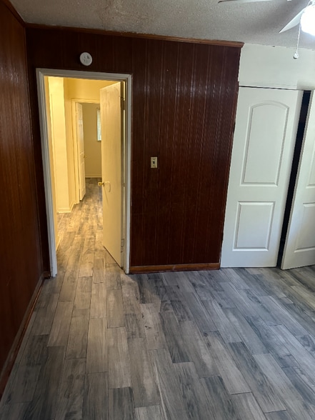 Building Photo - 3049 Lakewood Dr