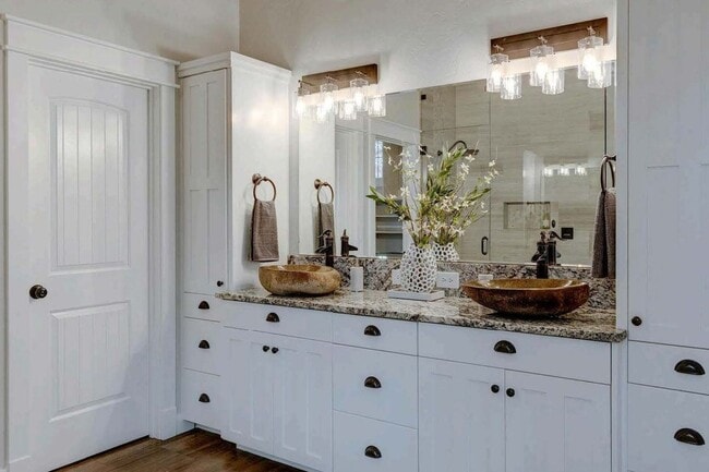 Building Photo - Beautiful home perfect for entertaining