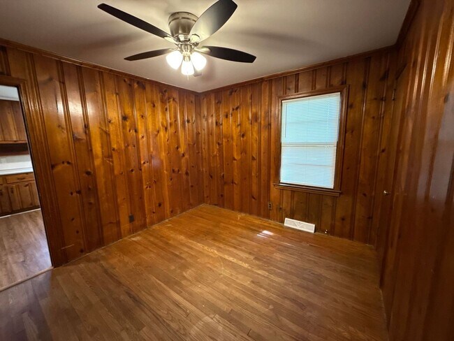 Building Photo - 3-bedroom, 1-bath Brick Home