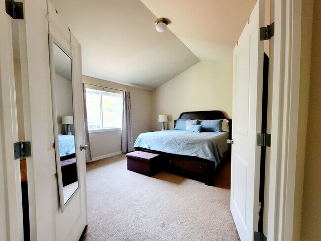 Building Photo - Bright, Spacious 4 bedroom in Poulsbo