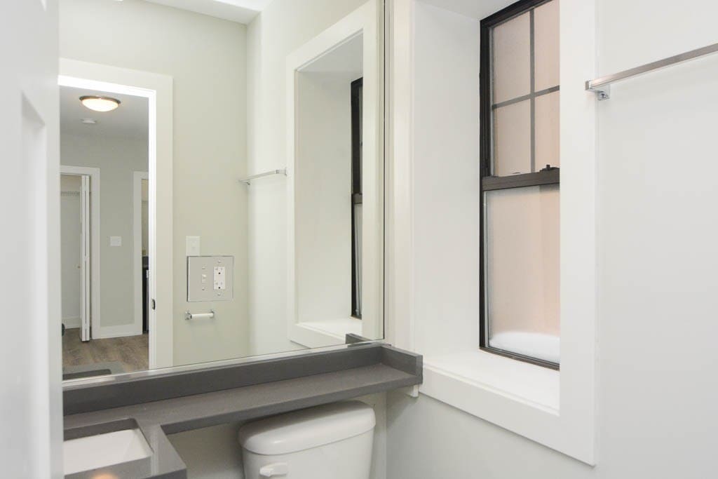 Building Photo - 533 W Belden Ave