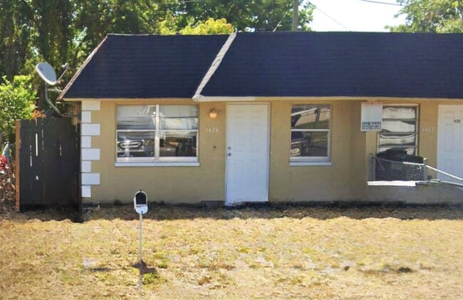 Building Photo - Large 3-1.5 duplex with central air and ho...