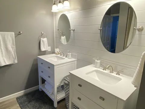 Building Photo - Fully furnished water front condos - BOAT SLIP INCLUDED