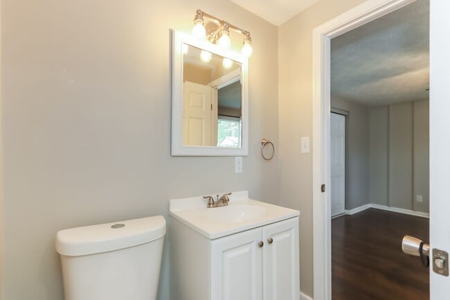 Building Photo - 531 Ashwood Dr