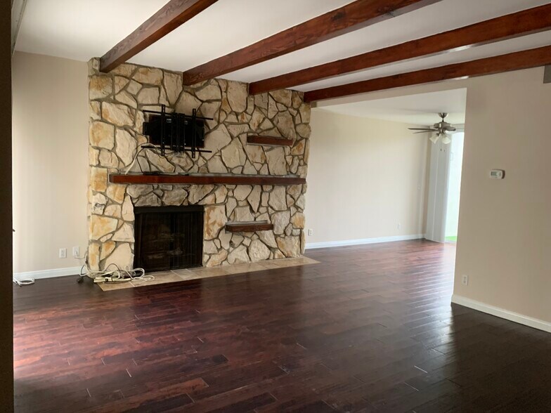 Living room and dining area - 1232 Stanford St