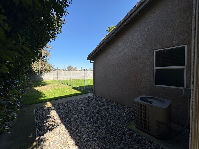 Building Photo - SE Visalia Cul-de-sac Home Available Now!