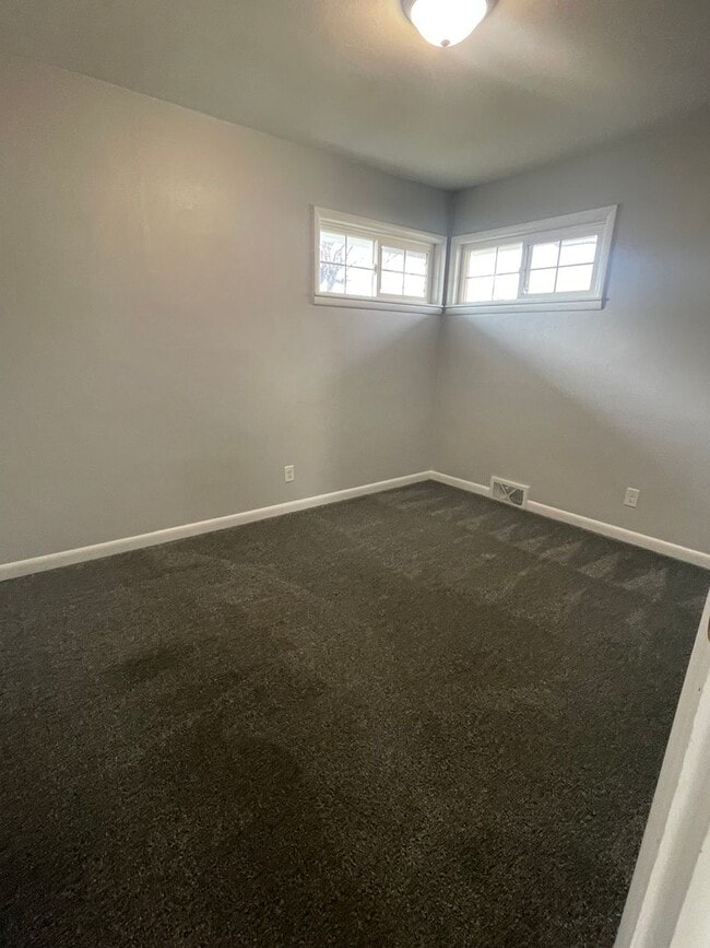 Building Photo - 3 Bedroom Home