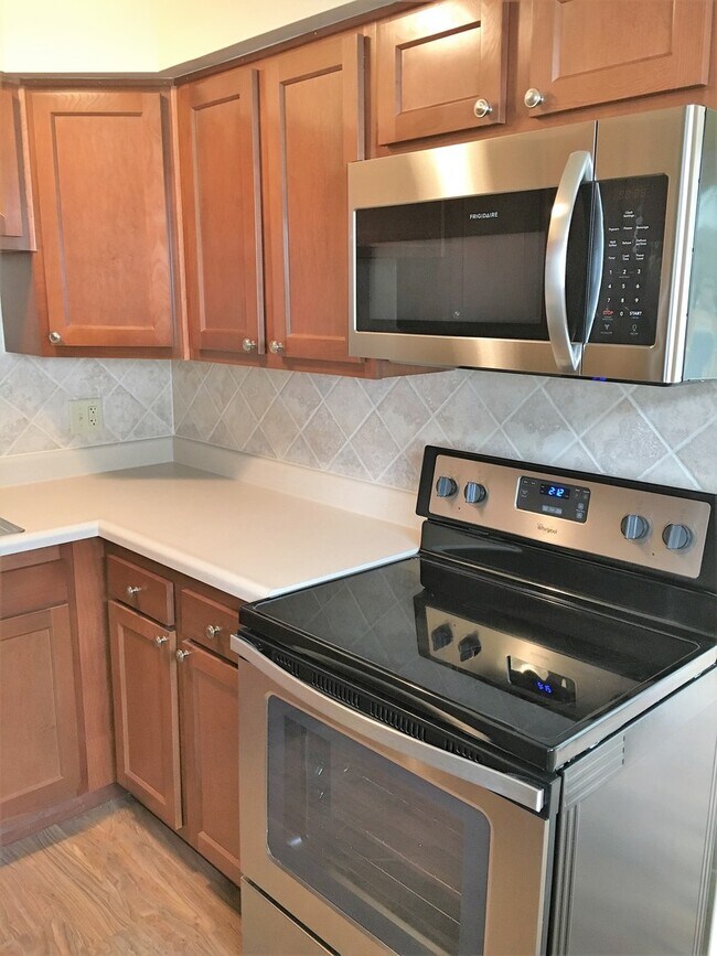 Building Photo - **3-BEDROOM/2-BATH RANCH W/ 2-CAR GARAGE!**