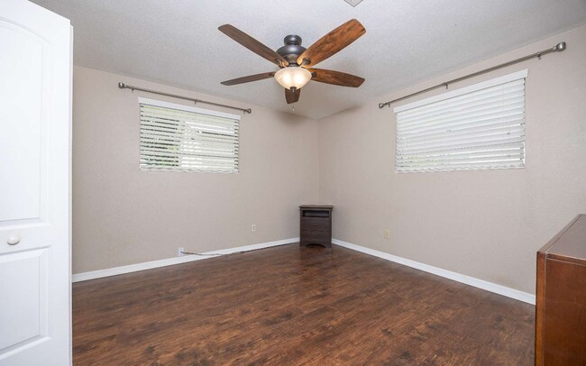 Building Photo - 1155 SE Magnolia Loop