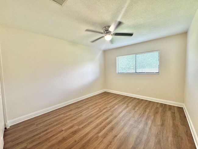 Building Photo - Apartment - Right off Cypress Gardens Blvd!