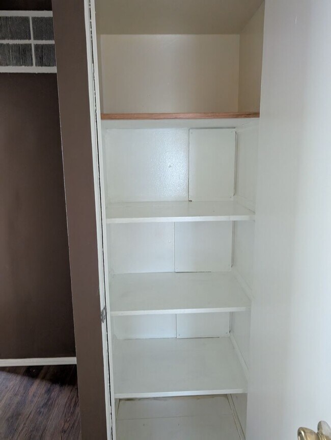 Building Photo - Charming 4 beds 1 bath in Euclid!