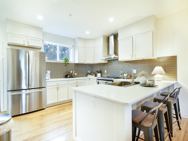 Building Photo - 190 E 7th Ave