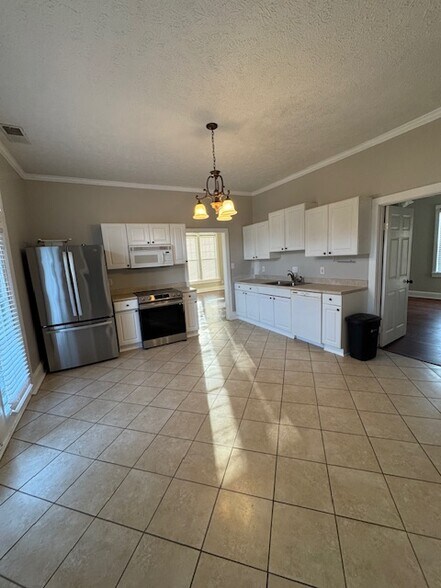 Kitchen - 1327 Parrett St