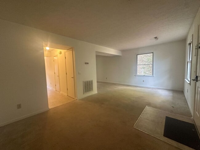 Building Photo - Renovated Home Near Virginia Tech