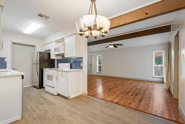Building Photo - 2302 Berkett Dr