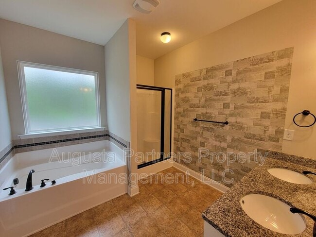Building Photo - 257 Tulip Dr