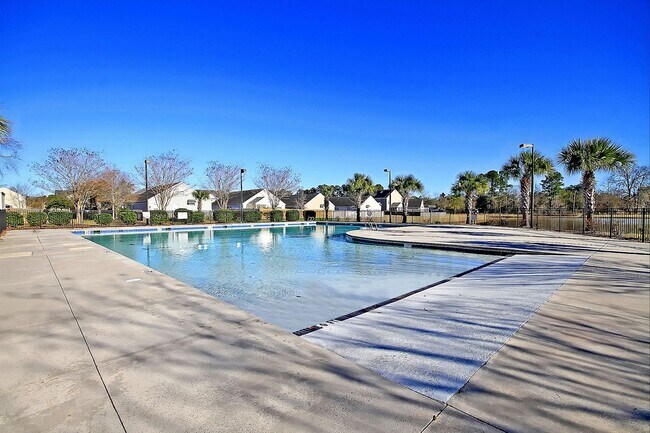 Building Photo - Convenient Location with Modern Amenities