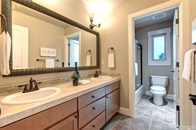 Building Photo - 4bd/2.5ba Kirkland House