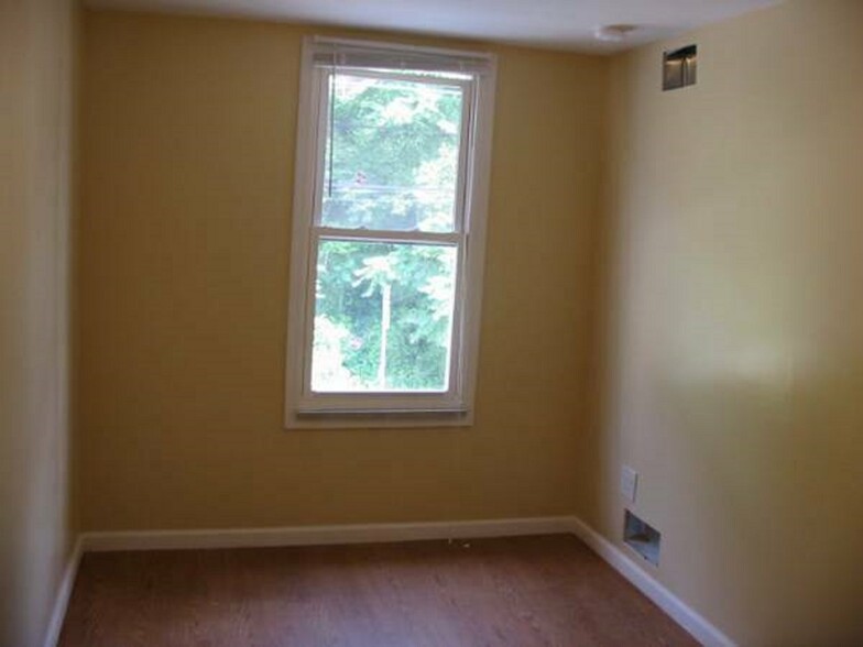 #2 Bedroom - 51 Bates St