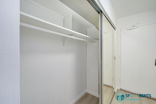 Building Photo - Pacific Heights: Studio w/ Sleeping Alcove, Dining Area, & Laundry Onsite