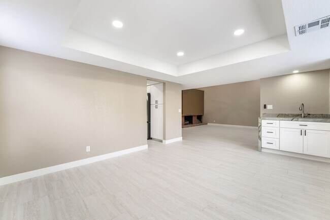 Building Photo - 968 Pinehurst Dr