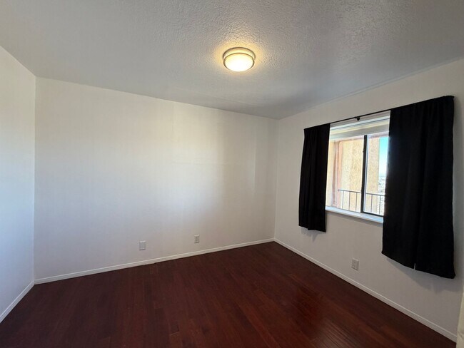 Building Photo - Cozy 2 Bedroom 2 Bathroom Home In 4 Hills!