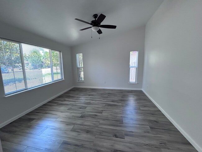 Building Photo - Beautiful Three Bedroom Two Bathroom Home