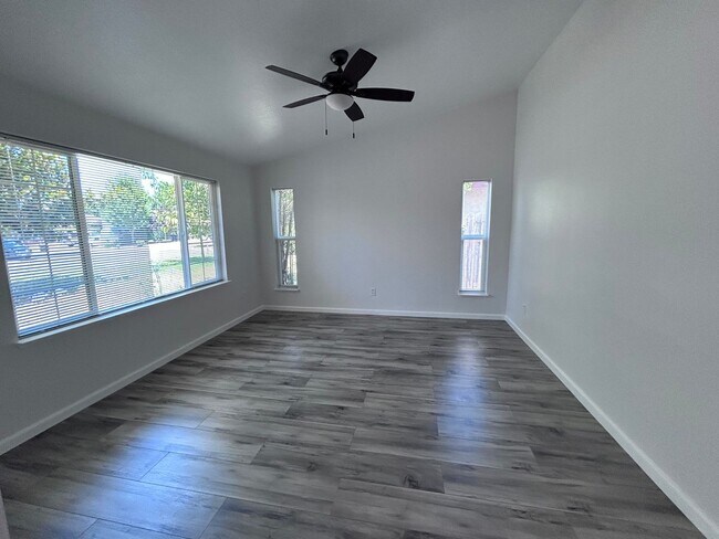 Building Photo - HALF OFF ONE MONTH RENT IF APPROVED AND MOVED IN BY 4/8