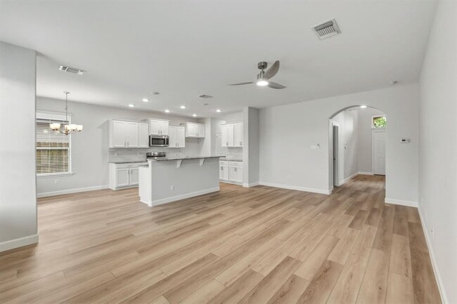 Building Photo - 301 Serpentine Ln