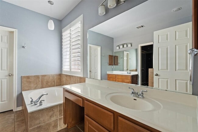Building Photo - 908 Golden Palomino Ct