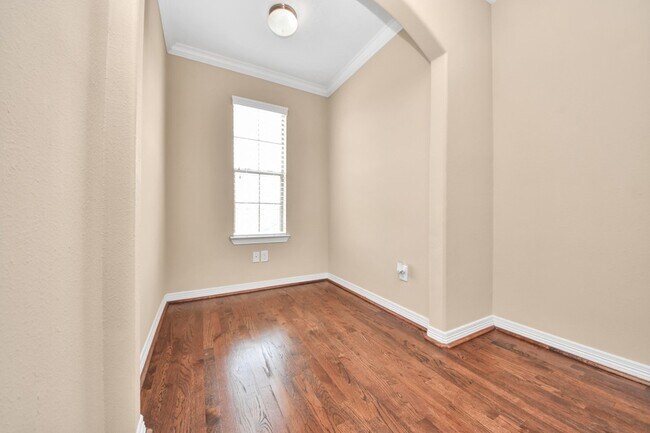 Building Photo - 908 W 26th St