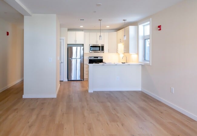 Building Photo - 102-108 Westford St - 102-1