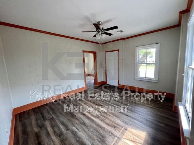 Building Photo - 510 Lamar St