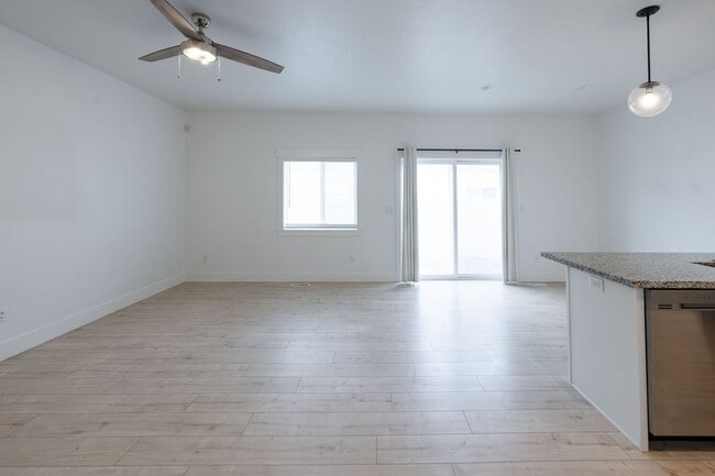 Building Photo - $300 off first month for February & March move-ins! - BEAUTIFUL 3 BED 2.5 BATH TOWNHOME IN SUGAR ...
