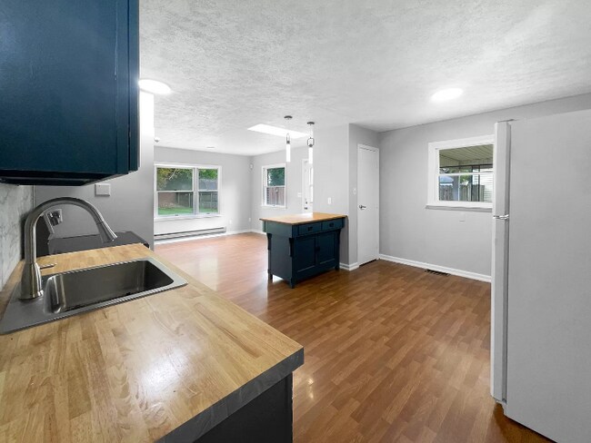 Building Photo - 210 Littlebrook Dr