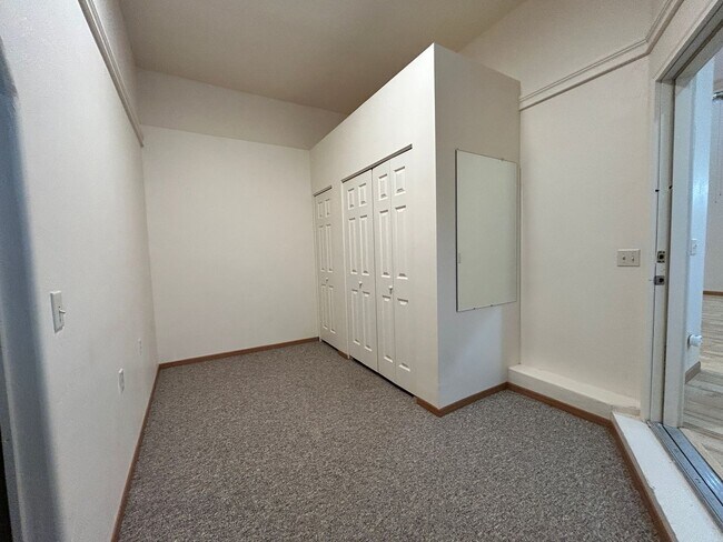 Building Photo - 1 bed 1 bath Duplex in South Hamilton with Large Shop