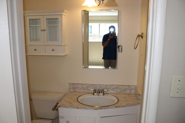 Building Photo - Charming 3 Bed 2 Bath House for lease.