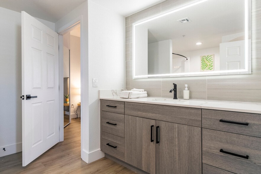 Building Photo - 14201 N 70th Way