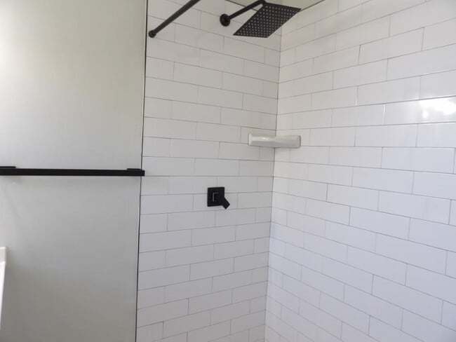 Building Photo - 917 9th Ave S