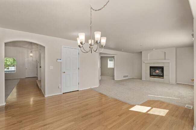 Building Photo - Spacious 4BR Home in Pine Creek – Academy D20