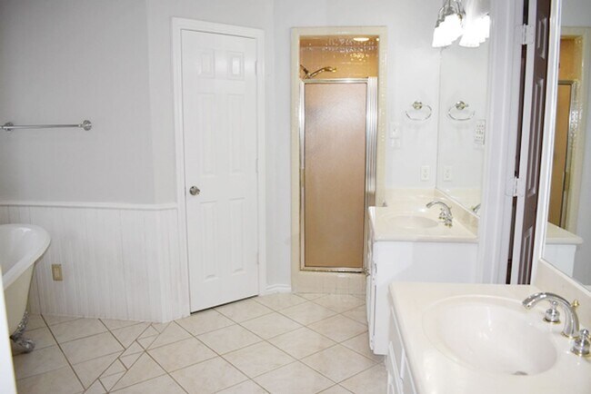 Building Photo - 850 Ginger Ct