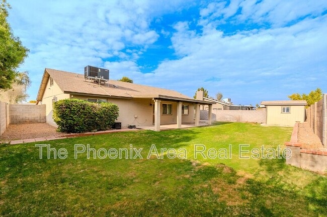 Building Photo - 3231 N Woodburne Dr