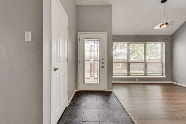 Building Photo - Garden haven 3 bed 2 bath home in H-E-B school district